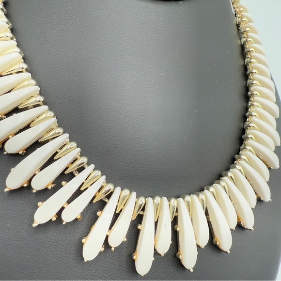 Signed Coro Mid Century White and Gold Collar Necklace with Dramatic Spikes - Picture 17 of 17